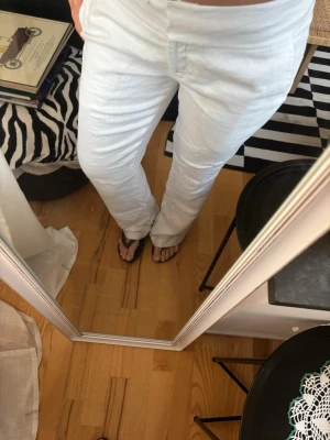Vita linnebyxor - Säljer ett par vita linnebyxor med rak passform och låg midja. Har ett litet hål framtill. Storlek 40 men sitter mer som 36/38