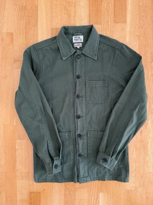 Olivgrön Overshirt  - Olivgrön Overshirt i strl Xs men sitter som en M! Bra skick utan nåra defekter och hör gärna av er vid frågor elr funderingar!!