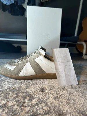 Maison Margiela Gats med Fysiskt Kvitto - Maison Margiela Gats. Köpta i Aarhus. Storlek 42,5, passar dig som i vanliga fall har runt storlek 43. Skick ses på bilder. Allting OG medföljer inklusive kvitto. Hör av er om ni vill ha fler bilder eller om ni har frågor!🙌