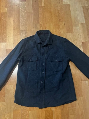 Mango Overshirt  - Mango Overshirt herr  Storlek S, men kan nog passa M också. Bra skick (inga defekter) Väldigt skönt material Skriv vid frågor 