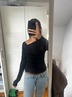 Svart offshoulder topp med knytning  - Super snygg och skön 