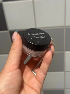 Annabelle Minerals ögonskugga Milkshake - Endast swatchad  Annabelle Minerals ögonskugga i nyansen Milkshake. Denna ögonskugga är lerbaserad.  MILKSHAKE– kall, pastelllila med en touch av vitt Perfekt förLjus sommar, tråkig sommarochSval sommarDen kommer att framhäva uttrycksfulla irisar och kontrastera din skönhet. Den ger en matt, mjölkig finish som kompletterar minimalistisk styling.