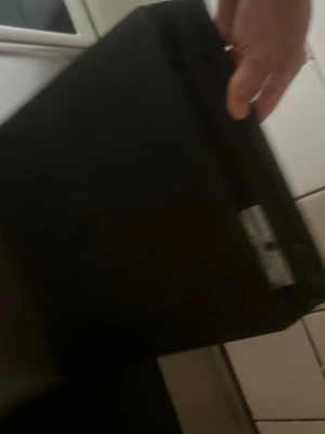Svart bärbar dator HP - En svart bärbar dator från HP med klassisk rektangulär form och robust design. Datorn har flera portar på sidan och HP-loggan syns på locket. Perfekt för studier eller surf. Materialet är plast med matt finish. En funkar inte finns inte hårddisk
