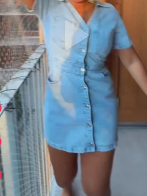 Ljusblå jeansklänning med knappar - Säljer en ljusblå jeansklänning med kort ärm och knappar framtill. Klänningen har krage, två fickor och markerad midja för en snygg siluett. Perfekt för dig som gillar en avslappnad men trendig stil.