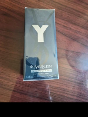 Yves Saint Laurent Y EdP Intense 100ml - Yves Saint Laurent Y Eau de Parfum Intense i en snygg mörkblå rektangulär flaska med silverdetaljer. Parfymen är på 100 ml och kommer i originalförpackning. Perfekt för dig som gillar fräscha och intensiva dofter.