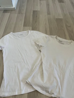 T shirts  - Två vita basic t shirts till vardagen. Den till vänster är mer figursydd och den andra mer ”slapp”. Den i Xxs passar även Xs och den i Xs passar även S. Använda få gånger om ens det.   Postar mellan 1-3 dagar efter köp.  Hör gärna av dig om du har frågor eller vill ha fler bilder 