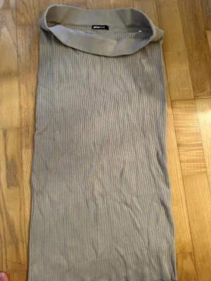 Beige ribbad långkjol från Gina Tricot - Beige långkjol i ribbat material från Gina Tricot. Kjolen har rak passform och är stretchig, vilket gör den superbekväm och enkel att matcha med olika stilar.