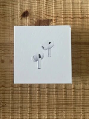 Apple AirPods Pro 2 USB-C - Apple AirPods Pro (2nd generation) med MagSafe-laddningsetui och USB-C. Trådlösa in-ear hörlurar i vit färg med stilren och kompakt design. Perfekta för musik, samtal och brusreducering. Levereras i originalförpackning. Säljes då jag ångrade köpet men ej tog kvitto