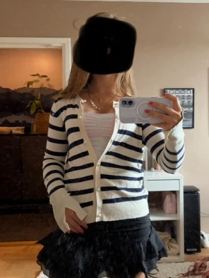 Kofta från zara - Litet hål på armen som man ser på bild 4