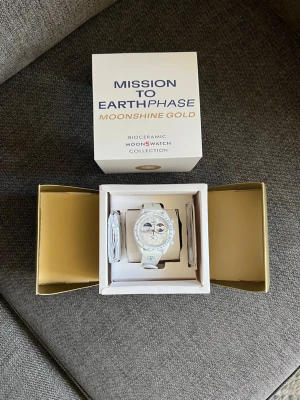 Omega x Swatch MoonSwatch mission to earthphase moonshine gold - Sprillans ny moonswatch, kommer med box och papper. K o p i a!