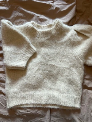 Croppad stickad tröja från vero moda - Croppad söt tröja. Nästintill oanvänd!😍