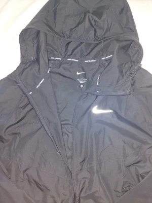 Nike Miller vindjacka - Helt ny vindjacka från Nike, knappt använd. Inga märkbara hål elr skador. Pris kan disskuteras om det är kontant. Lite smuts på bilden men kan borsta bort det innan köp. (Fraktar inte tyvärr). Tar även byten. 