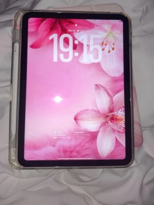 Silver ipad 11th gen 128gb - Säljer en iPad i bra skick. Skal och Apple Pencil USB-c på köpet