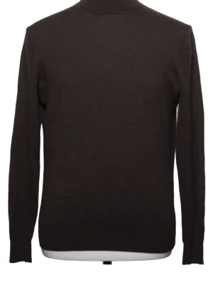 Suitsupply mörkbrun polotröja i merinoull (XL)  - Mörkbrun stickad polotröja i merinoull ifrån Suitsupply med lång ärm och ribbade muddar vid ärmslut och nederkant. Tröjan har en klassisk, enkel design och är tillverkad i mjuk ullmix som håller dig varm under kyliga dagar.