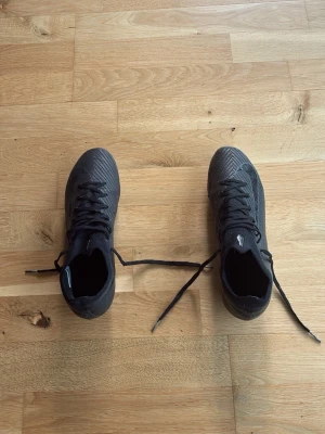 Nike Mecurial vapor 16 Elite - Säljer ett par svarta Nike fotbollsskor med blåa detaljer. Skorna är köpa från unisport för 2399kr. Skorna har andvänds 1 eller två gånger. Skorna funkar på både konstgräs och naturgräs men bäst på naturgräs. Hör av er vid frågor 😀box följer tyvärr inte med