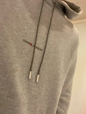 Ysl hoodie - Köpt här på Plick för 1999 kr. Tröjan är knappt använd. Kobtakta vid minsta intresse!