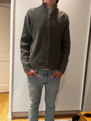 Massimo Dutti full zip - Säljer en väldigt fet full zip ifrån Masssimo dutti och den är i väldigt bra skick, passar bra till allt och har en snygg passform, priset kan diskuteras vid snabb affär 🤝✅