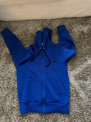 Cdg hoddie  - storlek m| fint skick lite nopprig men inga defekter skickas samma dag som köp! 
