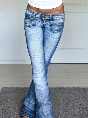 Jeans - Midjemått: 39cm rakt över, innerbenslängd: 74cm 💗säljer vidare då den var för korta för mig.