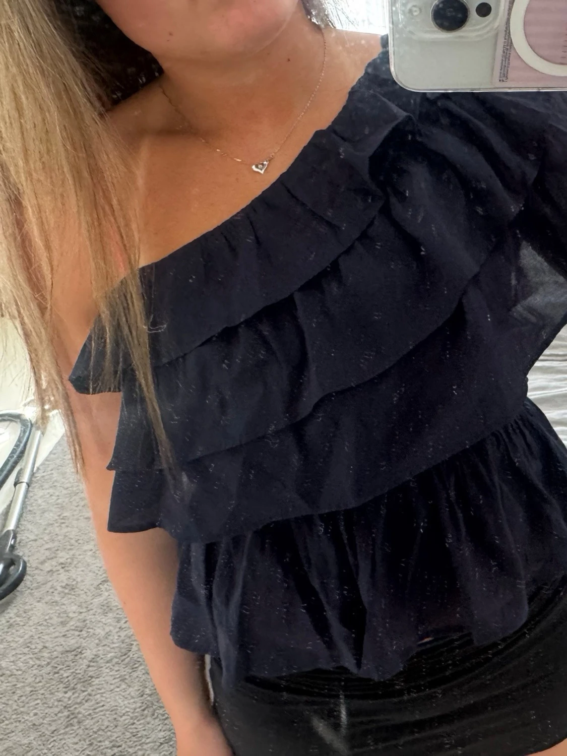 Mörkblå offshoulder volangtop