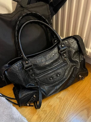 city bag - har använts fåtal gånger. köptes på vinted för 1500kr. ena dragkedjan kom utan såntdär snöre som dom andra har, vet ej om det ska vara så eller om den gått av. men väskan funkar perfekt ändå, då det är två dragkedjor där🩷🩷köp gärna direkt och fråga gärna frågor🩷🩷
