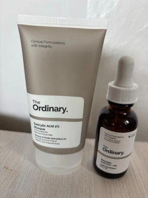 The Ordinary ansiktsmask & serum - Säljer ett kit från The Ordinary med Salicylic Acid 2% Masque i grå tub och ett brunt glasflask-serum med pipett, Hyaluronic Acid 2% + B5. Perfekt för dig som vill ha enkel och effektiv hudvård i snygg minimalistisk design.