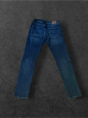 Replay Jeans - Säljer ett par blå Replay jeans med rak passform med lite snygga slitningar fram och passar till mycket i vardagen!