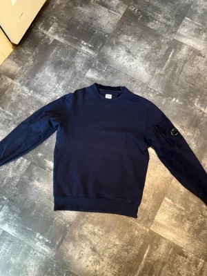 Cp company tröja S - Tvär fet cp company tröja i storlek S som är mörkblå, säljer pågrund av att den inte passar mig längre.