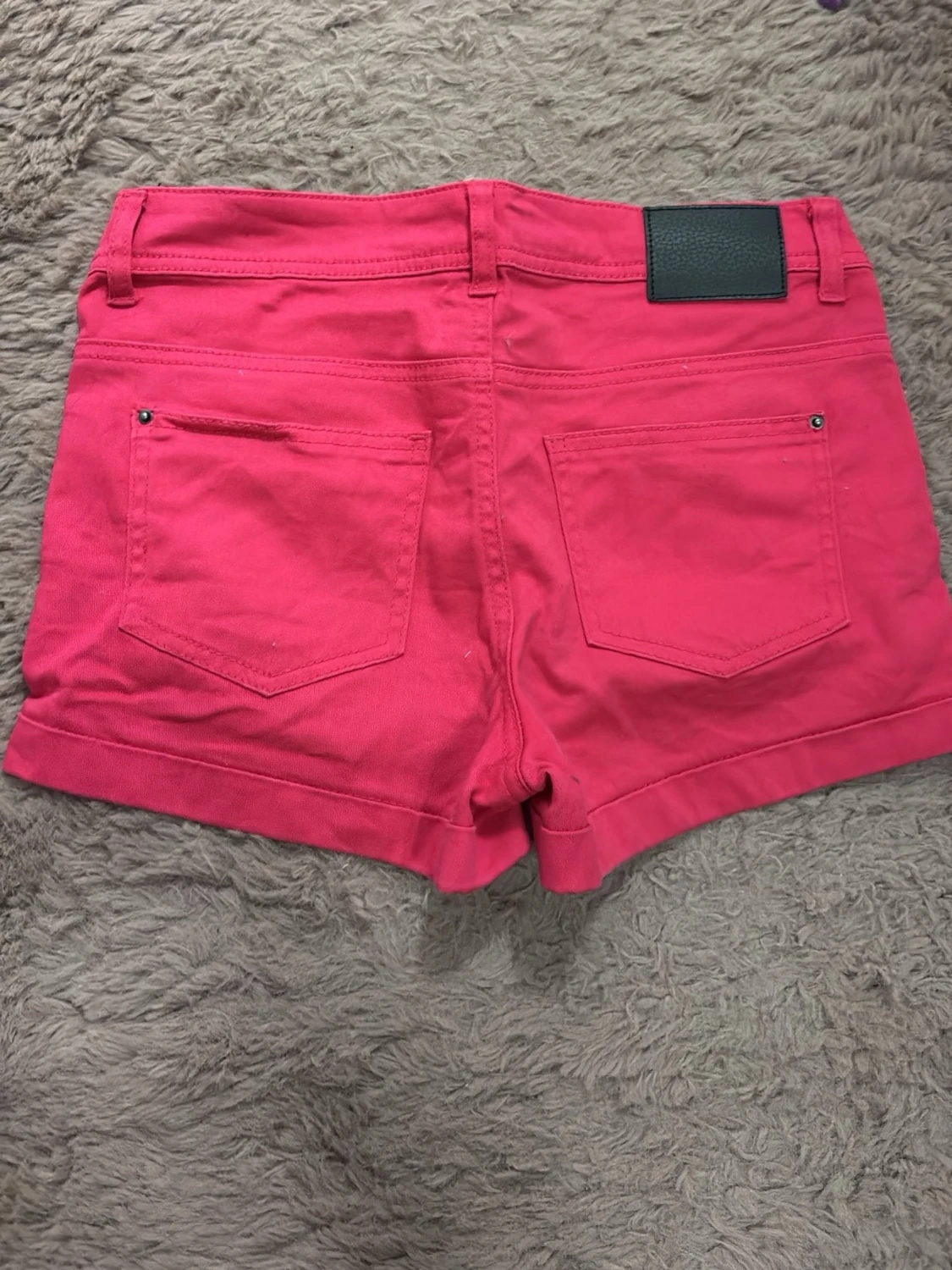 Rosa shorts med fickor och knapp - 1