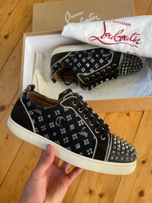 Christian Louboutin skor  - Hej, säljer nu dessa svin snygga Christian Louboutin skor. Skorna är i grymt skick! Begränsat antal boxar och dustbag. Hör av dig vid frågor.