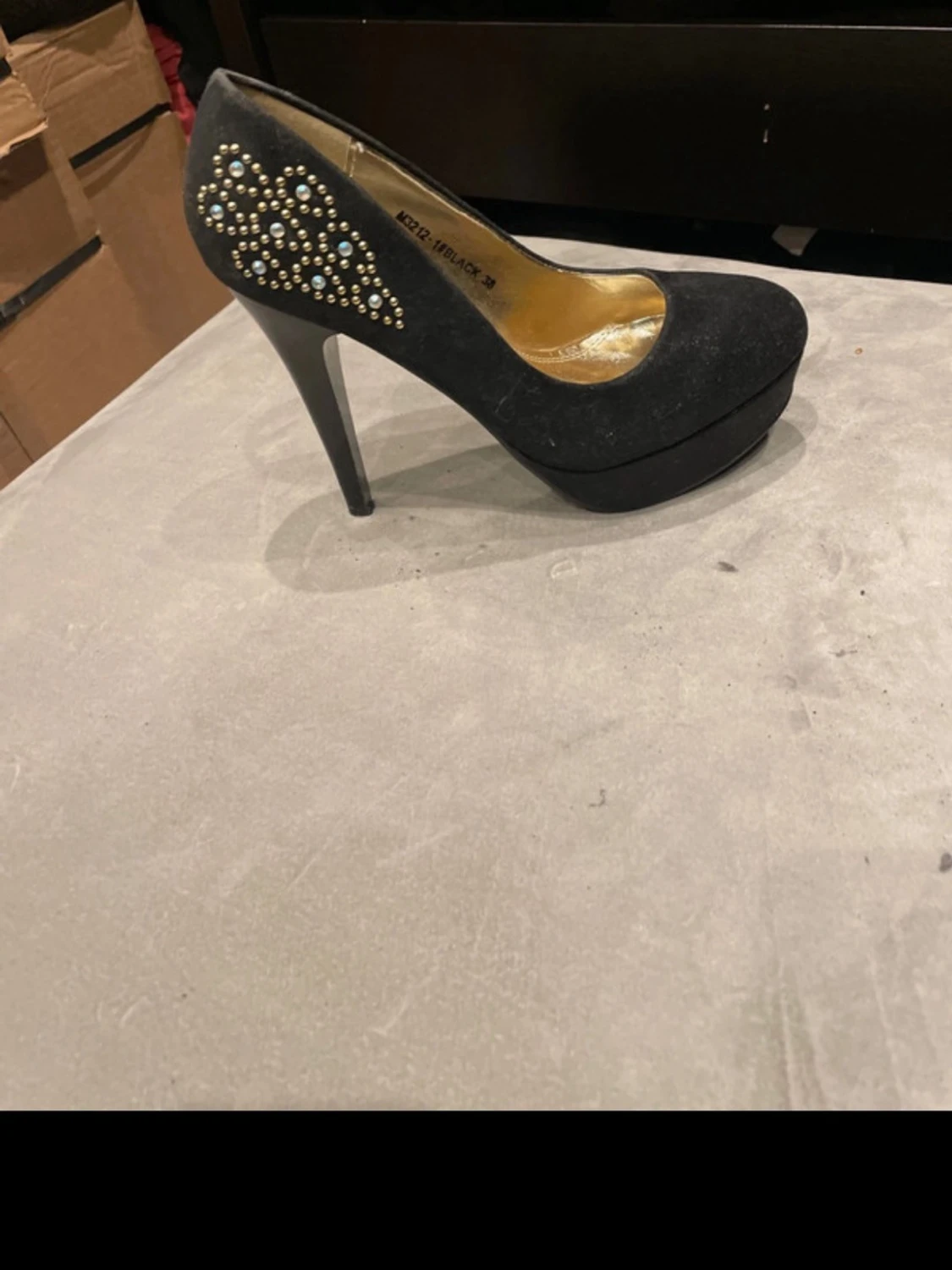 Svarta pumps med gulddetaljer - 2