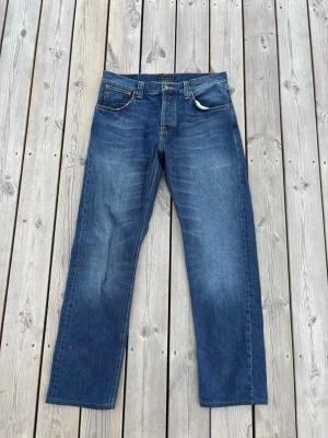 Nudie jeans steady eddie - Säljer dessa snygga nudie jeansen i modellen ”steady Eddie”, storlek W34,L34! De är i riktigt fint skick, inga defekter!         De är gjorda av 100% organic cotton!           Hör gärna av dig vid funderingar😁