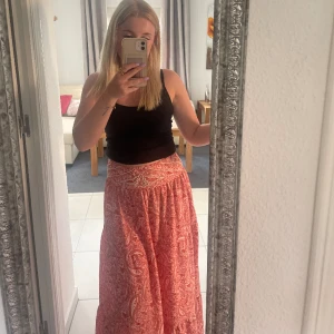 Zara kjol - säljer denna fina trendiga kjolen då ja inte använde den, som ny! 