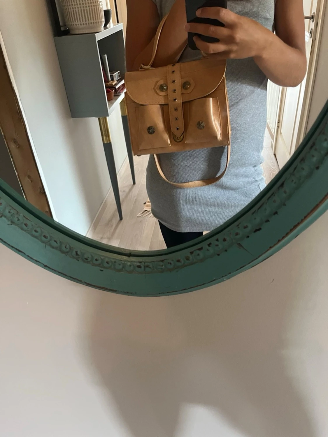 Beige fyrkantig handväska i mocka - 1