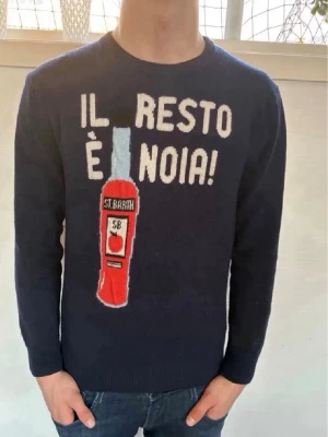 MC2 saint barth tröja  - Sällsynt MC2 saint barth tröja med texten ”IL RESTO É NOIA! och den är av material kashmir| storlek:L| pris: 1299kr| skick: 9,8/10| hör av dig vid minsta lilla fundering eller fråga| 