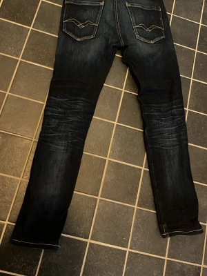 Mörkblå replay jeans anbass hyperflex  - Säljer ett par mörkblå Replay jeans, blivit för små för mig. Köpt från jeans bolaget för 1799