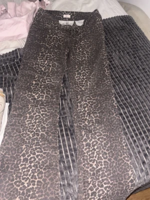 Leopardmönstrade  jeans - Säljer ett par snygga  jeans med leopardmönster i brunt och beige. Jeansen har klassisk femficksmodell. Dom har blivit försmå för mig och jag tycker dom är jättefina och det är perfekt om man vill sticka ut lite. Dom är lite slitna längst ner men de är inte mycket. Bra skick bortsett från längst ner😊köpte dom för 700 så vill inte ha mindre än 450 