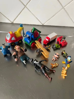 Blandade leksaksfigurer och fordon - Säljer ett mixat paket med leksaksfigurer och små fordon. Innehåller färgglada bilar, lastbil, flygplan och actionfigurer i plast. Perfekt för dig som gillar att samla eller leka med olika karaktärer och fordon. Allt i olika färger och former.