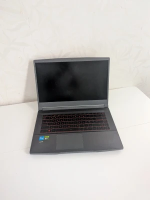 Svart MSI gaming laptop - Snygg svart MSI laptop med röd bakgrundsbelyst tangentbord och stilren design. Locket har MSI:s draklogga och datorn har en stor touchpad. Perfekt för gaming eller studier tack vare sin kraftfulla känsla och moderna look.