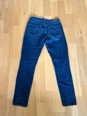 Levis jeans  - tt par Levis jeans med sjukt fin tvätt och till ett riktigt fyndpris! Byxorna är i storlek 28/32 Och har innebens längd på 75cm och midja sida till sida på 37cm. Byxorna är i fint skick utan några konstigheter. Skulle det vara några frågor så skriv annars fritt fram att köpa! (Postar inom 24h)
