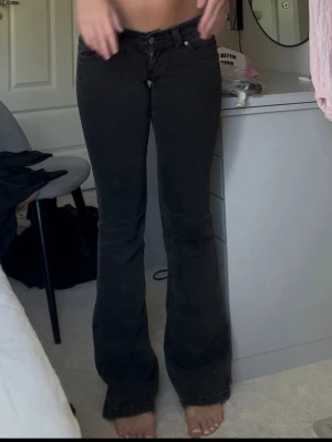 A-brand Jeans LowWaist - Sophie - Säljer mina A-brand jeans i svart/urtvättad svart då de ej kommer till användning längre. Köpta på Nelly för 1099 i oktober 2025. Storlek 24-Tall. Jag är 170cm och de sitter perfekt i längden på mig. Väl använda men inga skador.