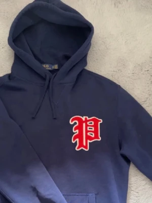 Unik Ralph Lauren hoodie  - Tjena! Säljer nu en mycket unik Ralph lauren hoodie i perfekt skick med grym passform. Tröjan är sparsamt använd. Hör av er vid frågor eller funderingar, priset är ej hugget i sten😁✌️storlek xs men sitter som M
