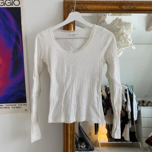 Brandy Melville topp  - Brandy Melville topp med spets och pointellemönster