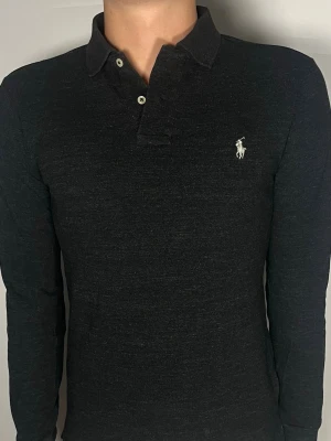 Ralph Lauren långärmad Piké  - 👕 Plagg: Långärmad Piké                                                      📏 Storlek: M                                                            🏷️ Märke/Modell: Ralph lauren Slim Fit                                   ✨ Skick: Fint skick                                                        💬 Vid frågor är det bara att skriva!                                                                                          🛍️ Gramenti