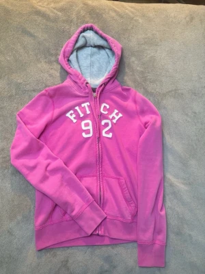 Rosa hoodie med dragkedja från Abercrombie & Fitch - Säljer en rosa hoodie med dragkedja från Abercrombie & Fitch. Den är i storlek M men skulle säga att den är mer S🩷🩷