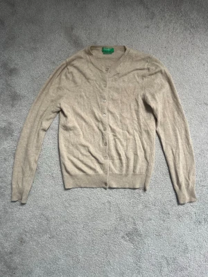 Beige kofta  - Jättefin beige kofta från United colors of benetton. 