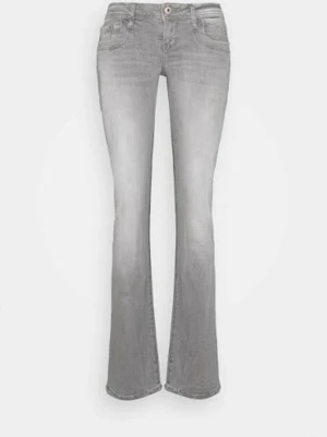 Lowwaist bootcut jeans - Säljer nu mina valerie jeans ifrån LTB då dem absolut inte passa mig, hoppas att de kan få användning hos någon annan. Jag skulle säga att dem är super low waist men det är upp till var och en. Nypris 719kr. Strl: W26 L32