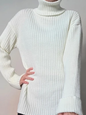 🤍 Mysig och stilren stickad tröja från NA-KD 🤍 - Säljer en otroligt fin och lyxig stickad tröja från NA-KD i en stilren creamvit/off-white färg ✨  Tröjan har en längre passform, en fin tjock polokrage, ribbad struktur, uppvikta ärmslut och slitsar på sidorna som ger ett superfint fall och en snygg silhuett.  Materialet känns mjukt, varmt och mysigt – perfekt för höstens alla outfits 🍂🤍 Matcha med jeans och boots för en stilren look eller leggings för en mer avslappnad och mysig outfit.