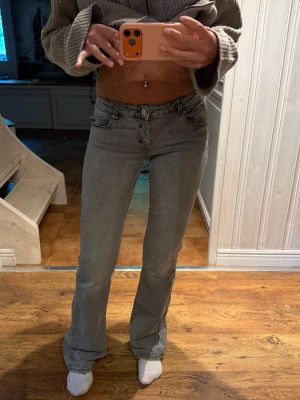 Lågmidjade jeans - Snygga jeans med låg midja, inte använt. Från Gina storlek xs🤎