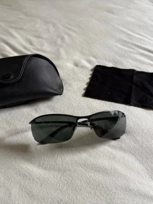 Ray-Ban Solglasögon - Säljer ett par klassiska Ray-Ban solglasögon med mörka glas som aldrig har använts, fick de som gåva. Snygg retrostil som passar till allt. Kommer med originalfodral och mikrofiber duk